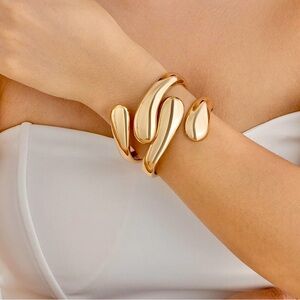 NEW 2pc Set of Elegant Gold Hinged Bangle Bracelets